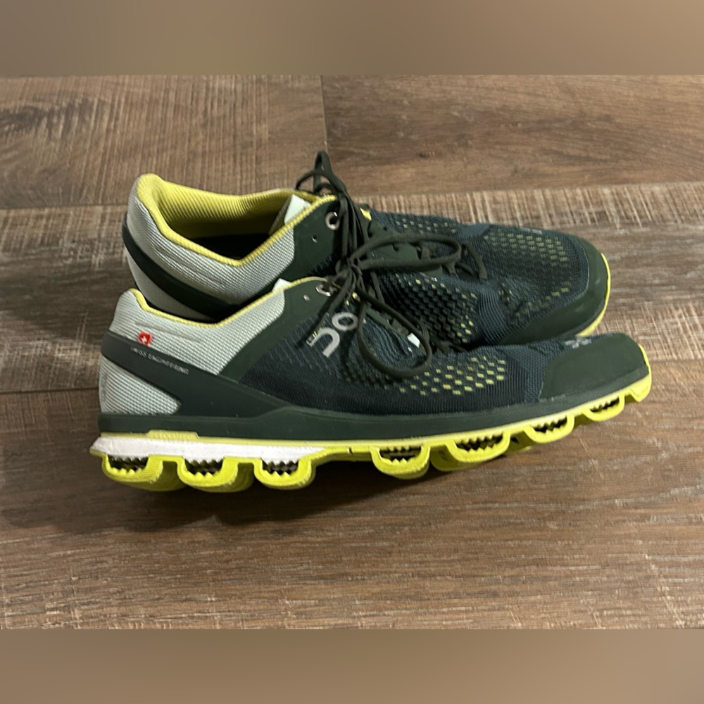 On cloud running shoes men’s 9 (women’s 10.5)